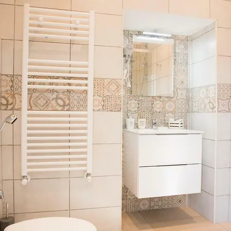 Lumiere לינה וארוחת בוקר 3*